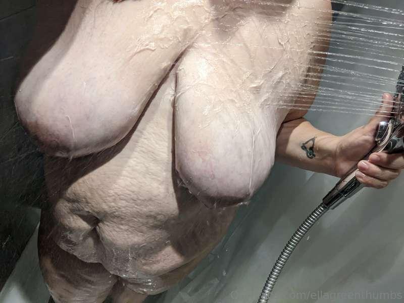 Wanna come play in the shower with me? 😉😉💦💦