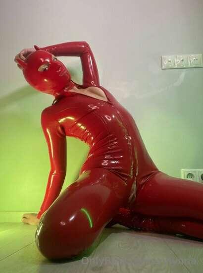 My friend @kate_latex is latex queen of FETISH dreams 💋she c..