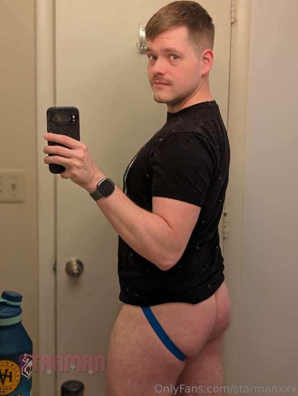 This jockstrap really shows off both the 🍑 and the 🍆