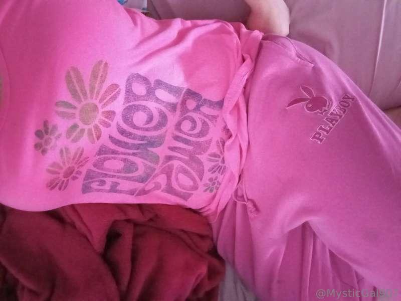 All my favorite things: flower power, Playboy, pink, comfy 🤩..