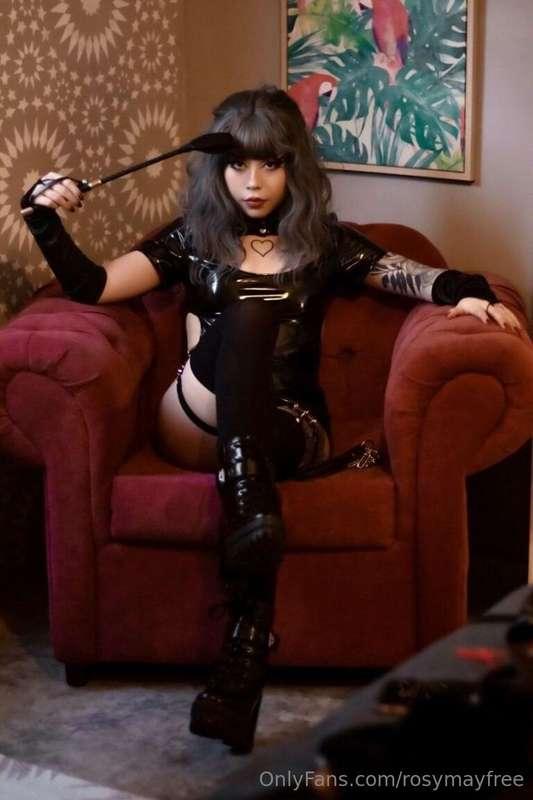 🕸 Don't let my petite frame fool you — I'm @mistressroxybdsm..