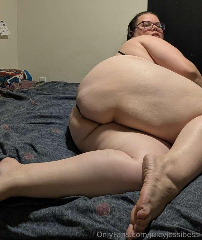 These curves bounce like jelly for you, babe. 🍑