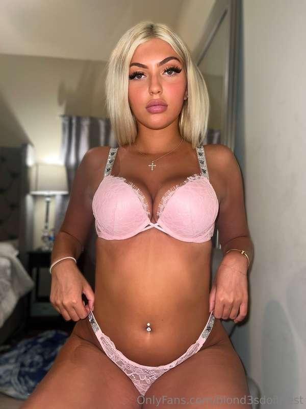 guess who’s going live tonight @8pm 😜 i really hope to see y..