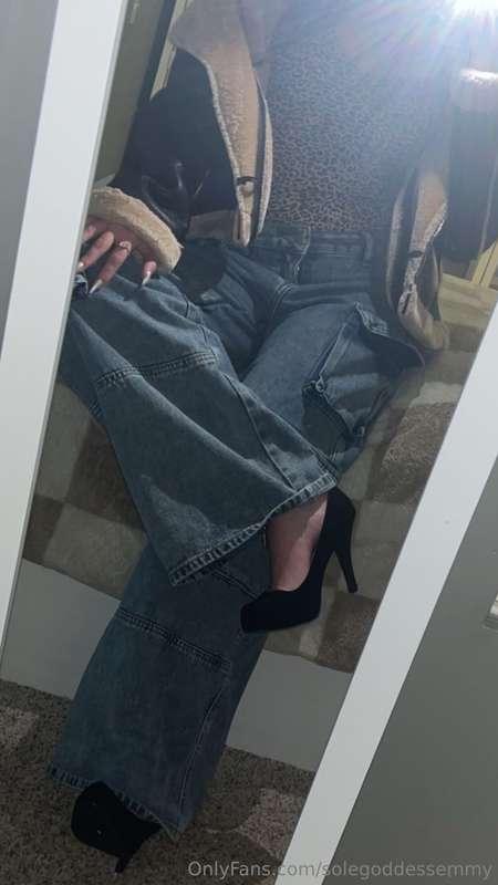 Who likes heels in jeans? It’s a vibe! 🔥😮‍💨