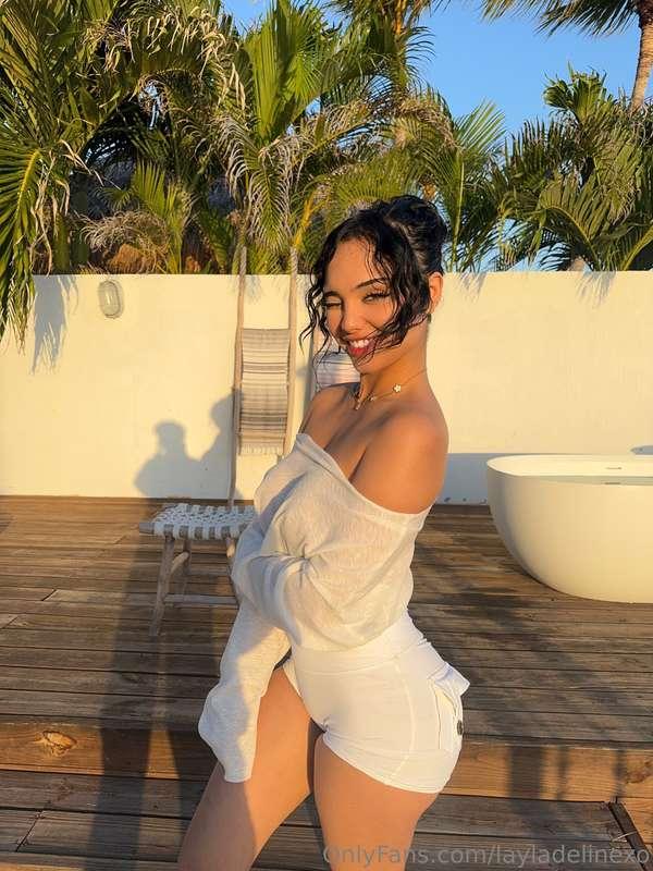 Smile says angel but… what if you come to my DMs? 😝