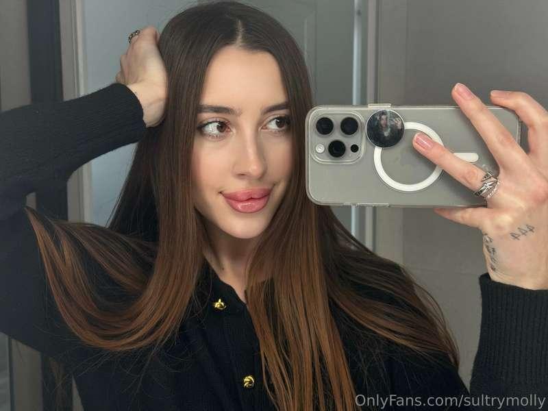 first daate idea: you delete any girl who heart reacts to yo..