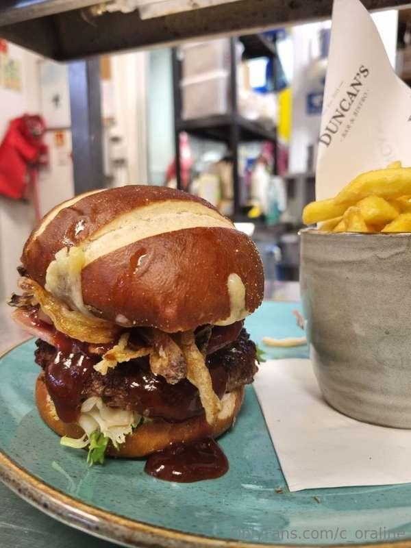 A delicious burger is not just an appetizer, but a true art ..