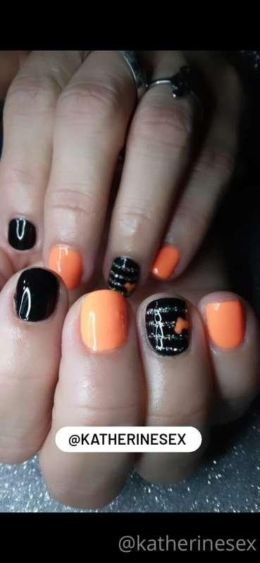 Without a doubt my nail girl is the best there is! 😏🖤🧡🖤🧡 Do ..