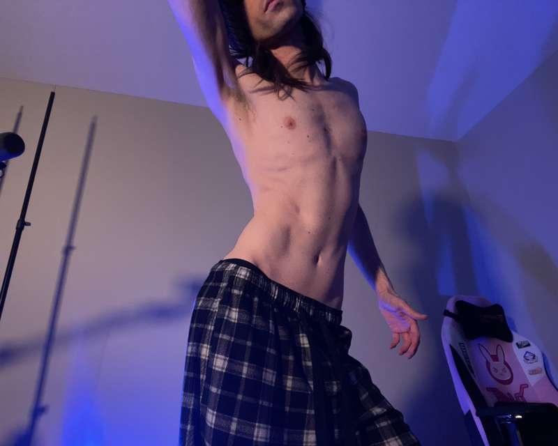 Sweaty twink tummy after working out, want to come lick me d..