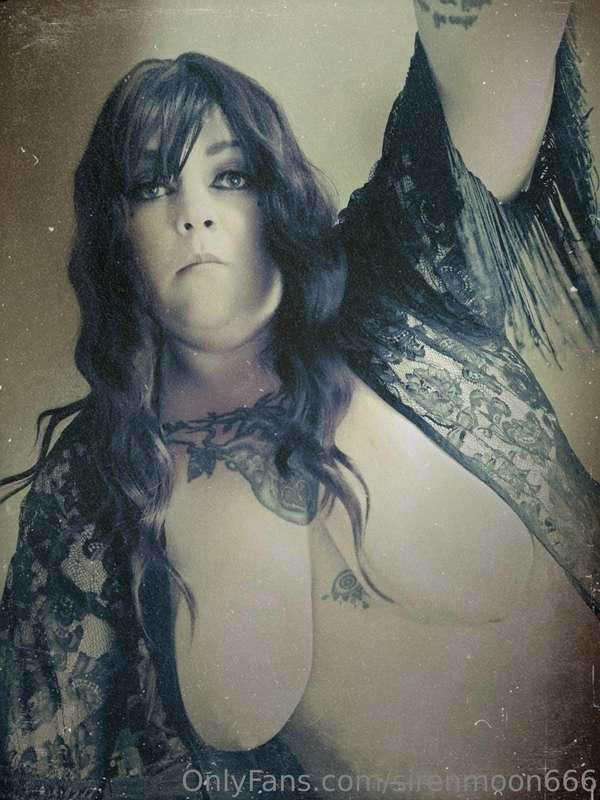 Hiding in the dark, hiding in the street
And of what was fol..