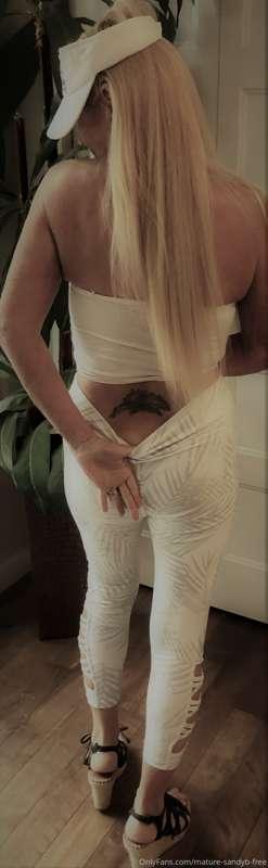 Nice mature with big tits in leggings. TIP 3$ to see the ful..