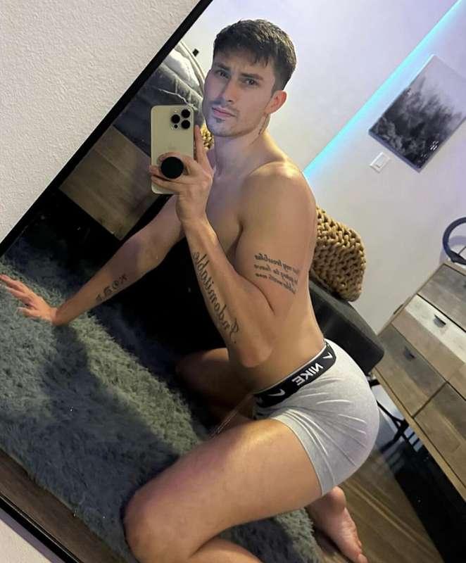 Kane Fox 🦊 ⭐️ is ready and steady for you to check him out😜 ..