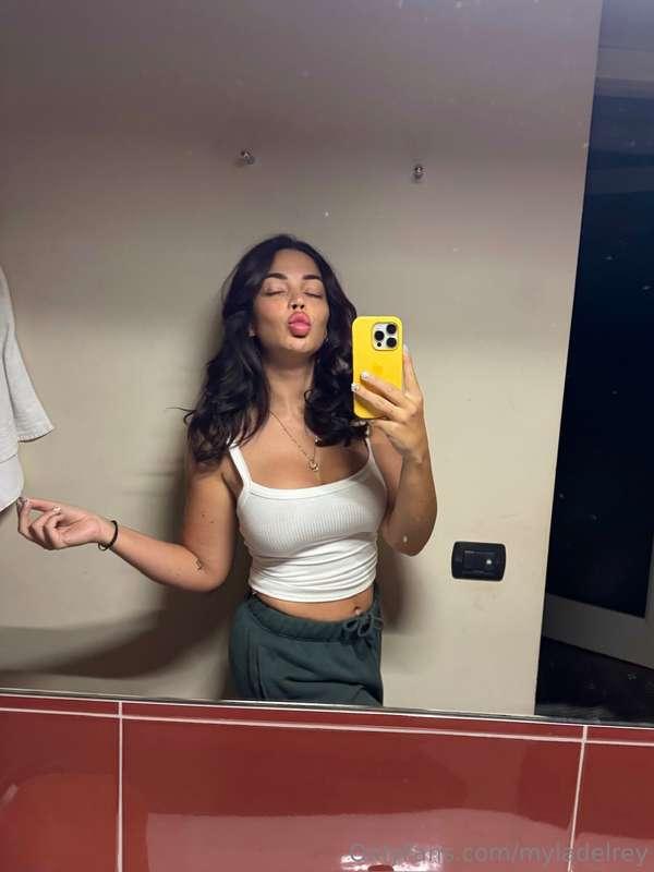 Which lips would you kiss first? 👄