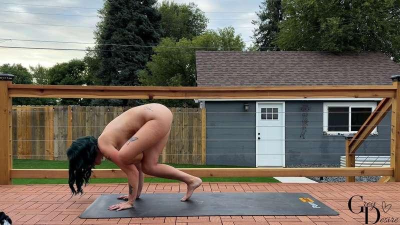 Figure Four Variation
As if the regular Figure Four Pose wasn't challenging enough, add an arm balance in, remember to look forward rather than down when doing arm balances
#yoga