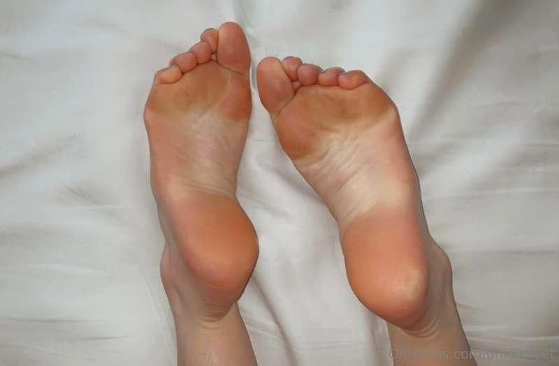 unigirlfeet image #1