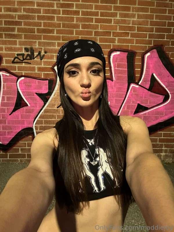 graffiti walls and sweet kisses 💕