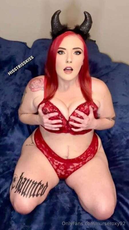 Welcome to my dark side 😈Fiery red head🔥Gothic girl 🖤🦇 is re..