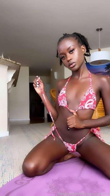 Calling out my squirting lovers out there. Squirt vid for $5, what a steal! 

#fyp #foryou #foryoupage #ebony #petite #hot