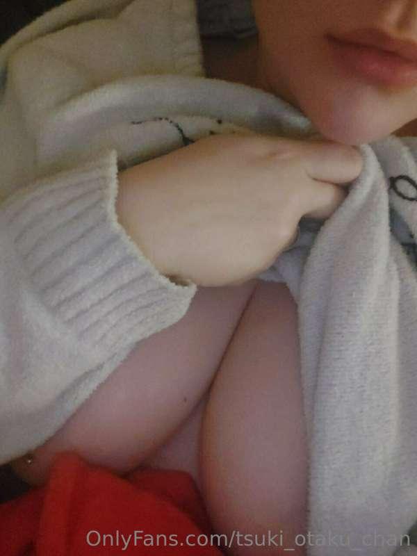 Ehi...vi piace il mio outfit per dormire?😴😴
Magliona bella g..