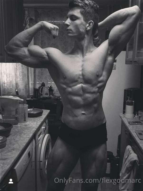 Flexing gallery with pump up muscles😈 Full with blod and vei..