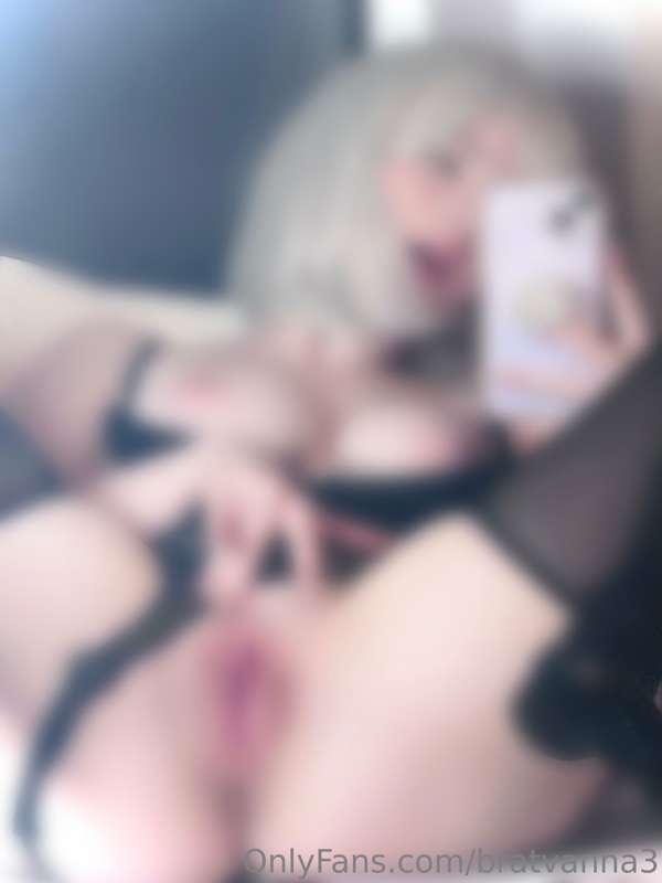 spreading my lips and showing off my pretty pussy for you 🌸