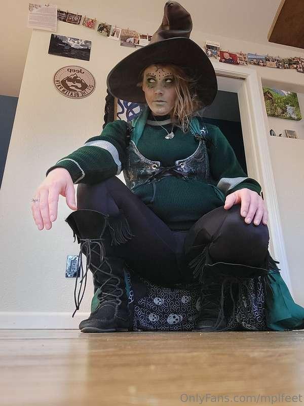 It's a witch! 🧹 