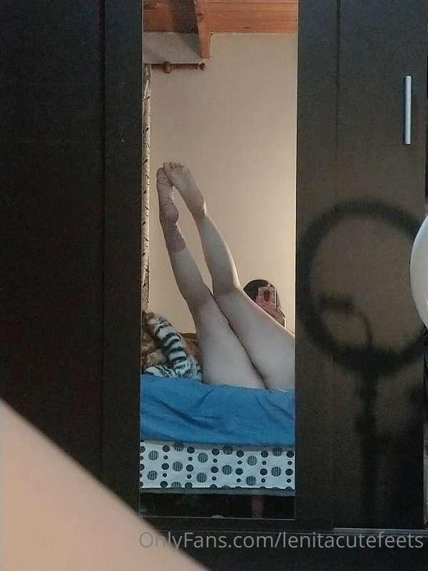 Unas fotitos antes de dormir , solo tengo puestas unas media..