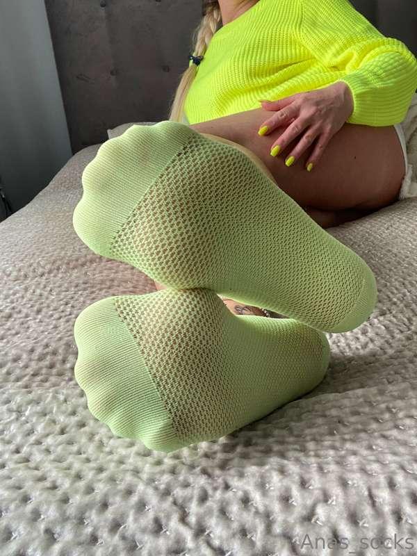 Having a lazy Sunday. Who wants to massage my feet for me?🥰
