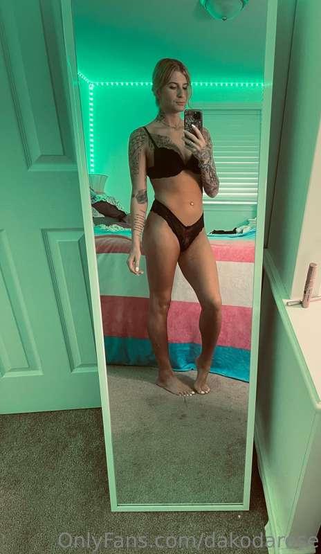 I think this basic black set is actually really sexy…
What c..