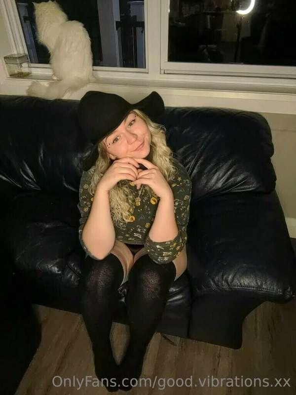 Happy October ft. My favourite Halloween top + hat 🎃
I added..