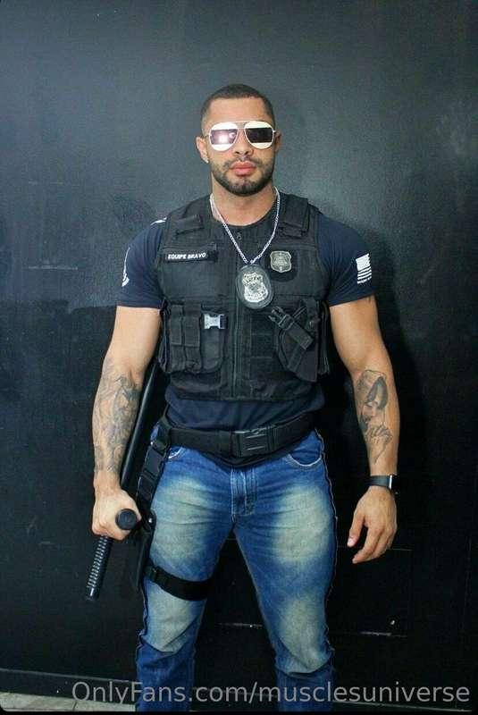 Straight brasilian bodybuilder and ex gogoboy and @caio_card..