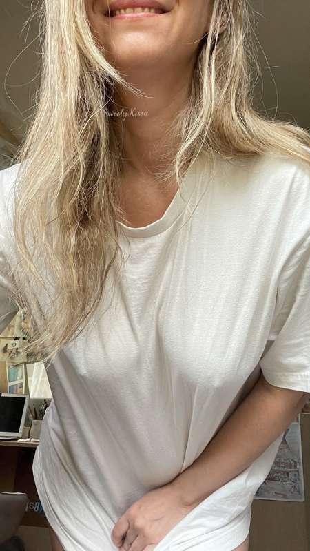 Who also thinks a simple oversized t-shirt with nothing under looks cute? ^-^ 

#nude #cute #pussy #tease #nopanties