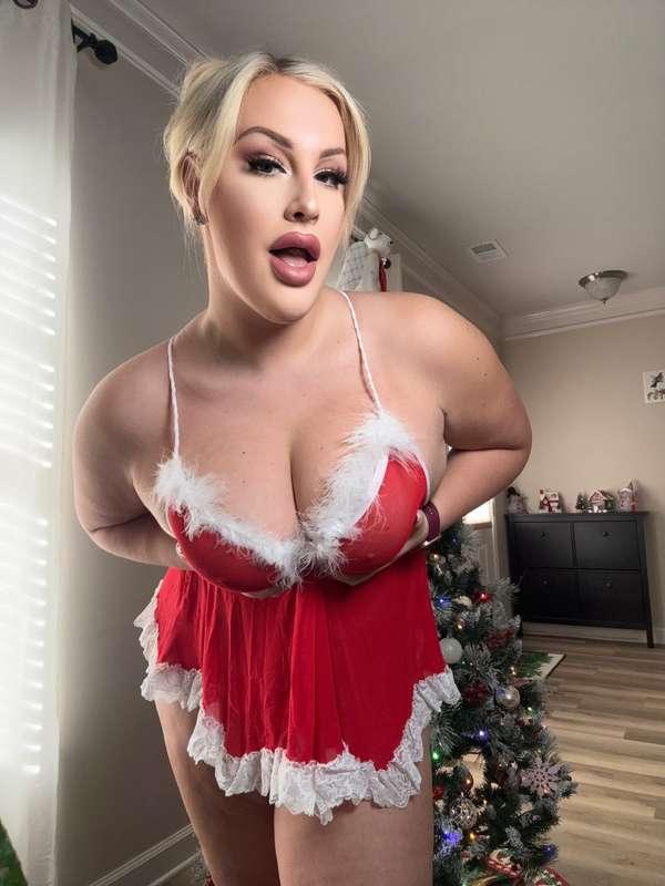 OH YA! Mrs.Claus is here! 🎄