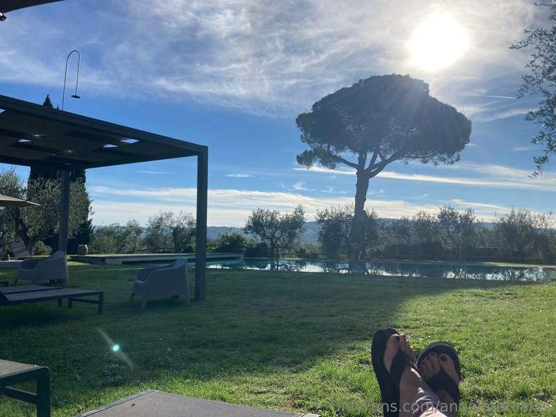 Soaking up the sun on my toes in Tuscany 🙏💕🥹🇮🇹🇮🇹🇮🇹
