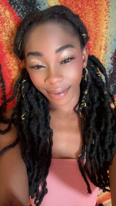 Good Morning babe 🌻. That look 😍