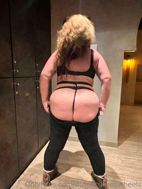 dutchcurvesinheels image #0