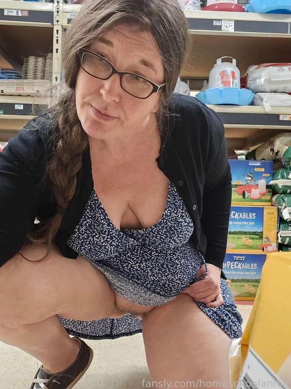 Checking out the feed section at tractor supply.

#Flashing #PublicFlashing #Pussy #Upskirt #shopping #ohio #milf #thick 