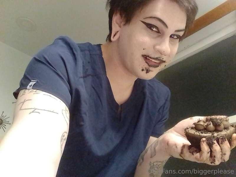 Cum and watch me stuff my face with cake like a good piggy 👅..