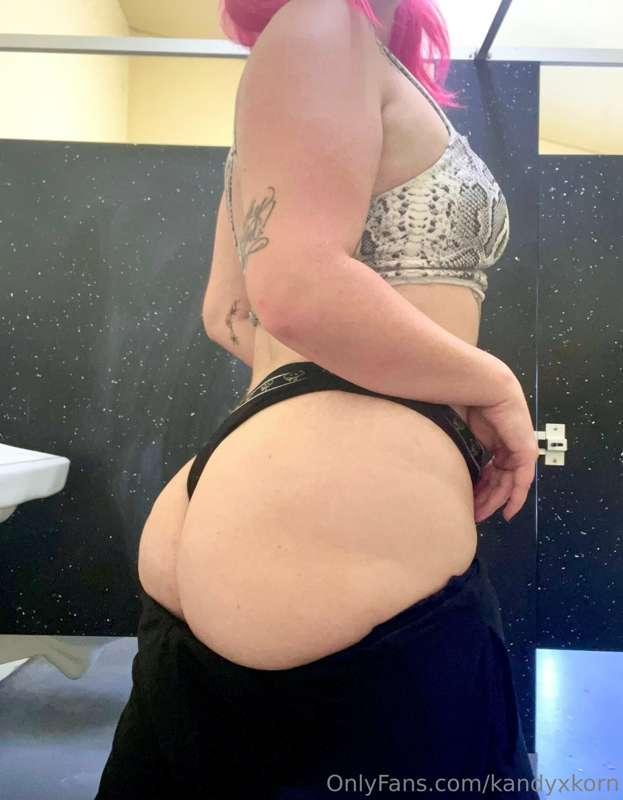 let’s fuck in a public bathroom 🤪😈