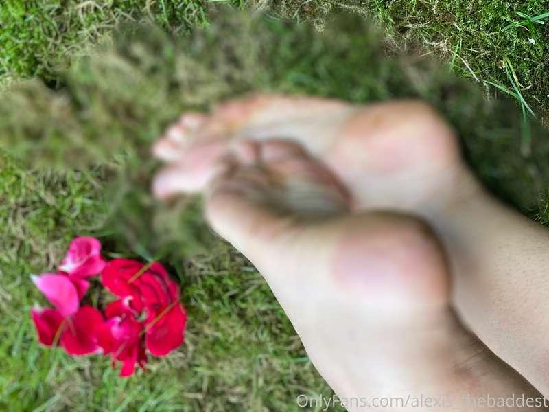 Wrinkled soles and roses 🌹 More in your DM’s later 😈😈