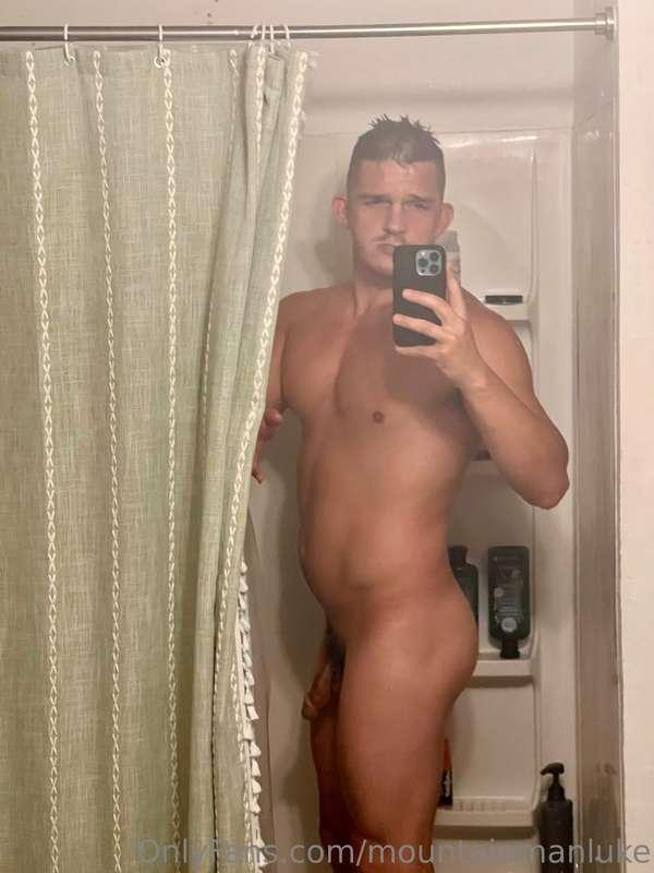 Who wants to come take a shower with me 😈🍆🍑💦