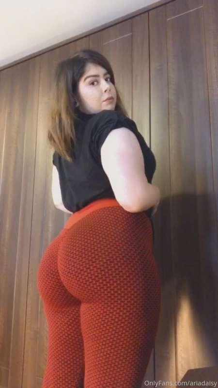 I got the tiktok leggings but I think they make my 🍑 look sm..