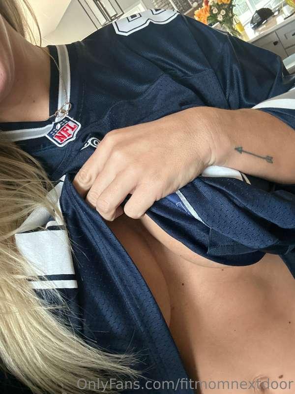 Here we go boys!! 🍑💋