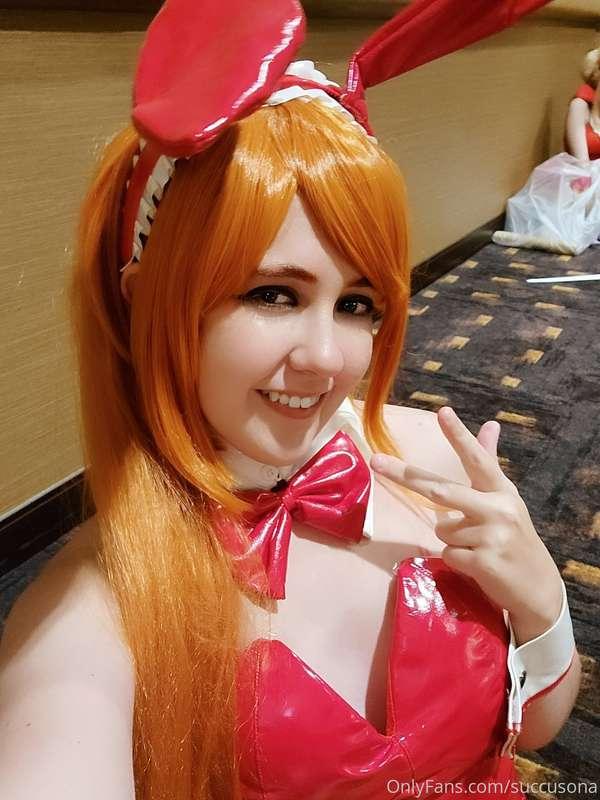 im at colossalcon east and ive already had a nip slip in hal..