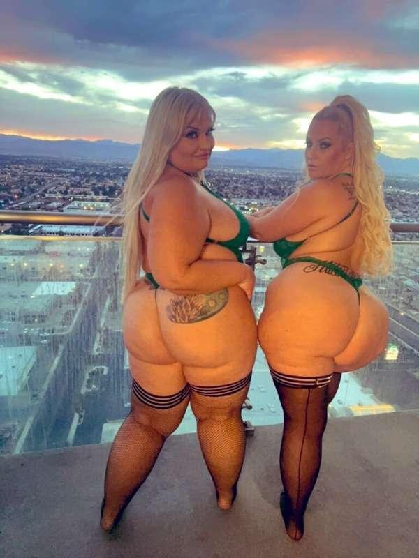 Sexy double big booty blonde combo 💦😍😍 @tiffanystarbbw