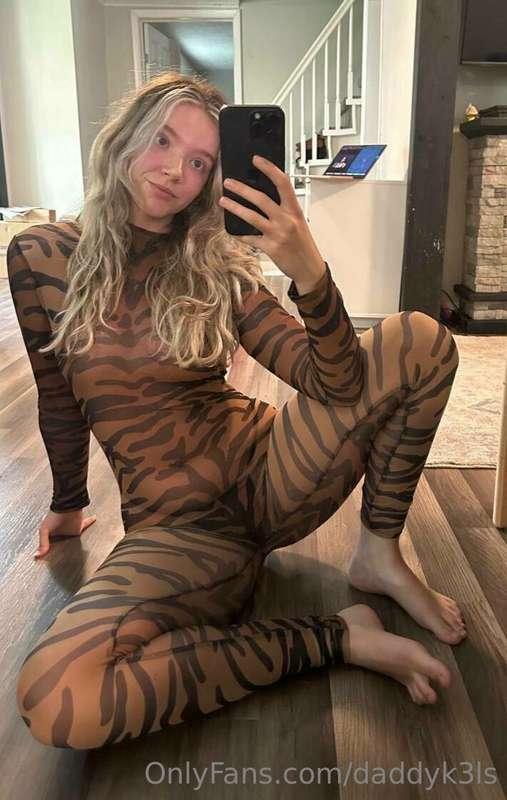 Look at this sexy cat suit I just got 😍 we will Def be havin..