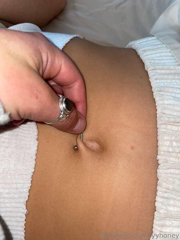 Exploring each others bellybuttons 👀 with silly commentary