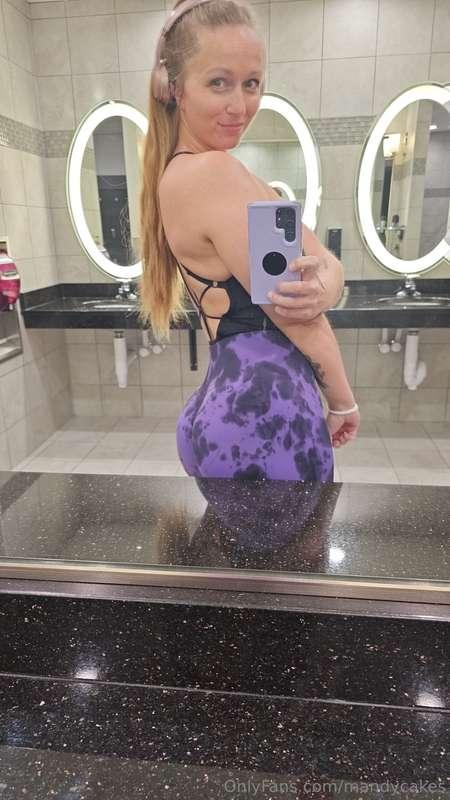 Booty day at the gym is always my favorite.... don't you agr..