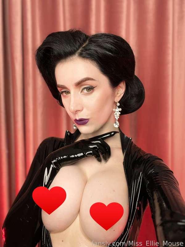 OMG my beautiful sexy boobs in backstage selfies
‼️ STOP SCROLLING ‼️ Look at them right and enjoy 🤤

#fyp #boobs #kinky #latex 