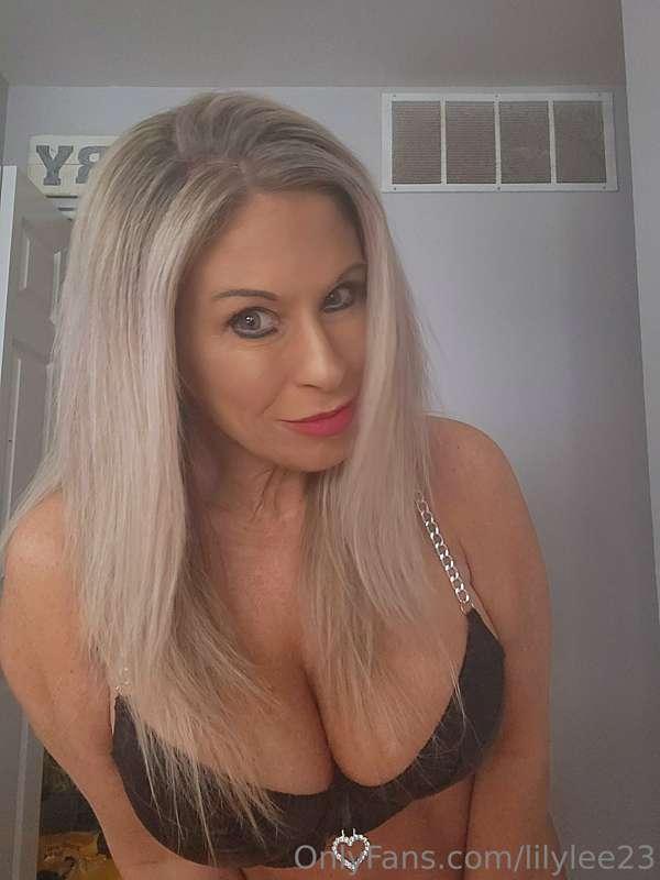 It's below zero in chicago....
I guess I'm really not dresse..